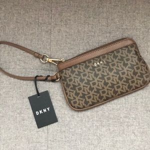 NWT: DKNY Bryant Item Wristlet purse